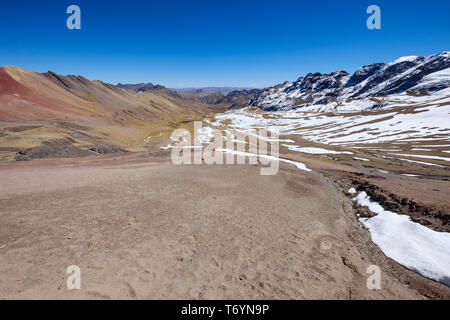 Wunderschöne Regenbogen Berg bei 5200 m (17.100 ft) in Los Andes von Peru Stockfoto