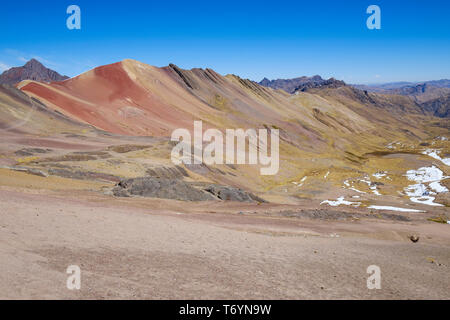 Wunderschöne Regenbogen Berg bei 5200 m (17.100 ft) in Los Andes von Peru Stockfoto