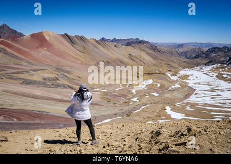 Frau Fotografieren der herrlichen Regenbogen Berg bei 5200 m (17.100 ft) in Los Andes von Peru Stockfoto