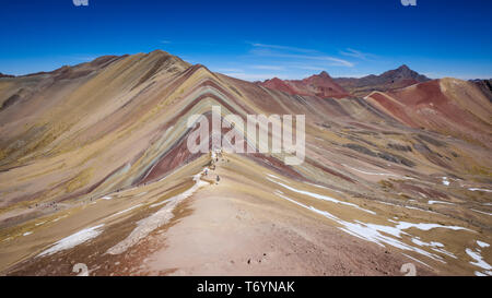 Wunderschöne Regenbogen Berg bei 5200 m (17.100 ft) in Los Andes von Peru Stockfoto