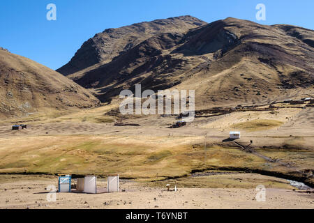 Im freien Toiletten auf dem Weg zum Regenbogen Berg in Los Andes, Peru Stockfoto