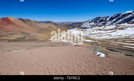 Wunderschöne Regenbogen Berg bei 5200 m (17.100 ft) in Los Andes von Peru Stockfoto