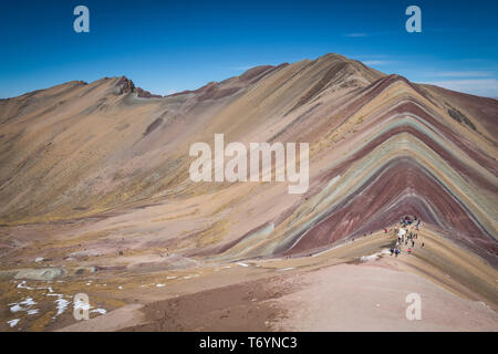 Wunderschöne Regenbogen Berg bei 5200 m (17.100 ft) in Los Andes von Peru Stockfoto