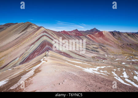 Wunderschöne Regenbogen Berg bei 5200 m (17.100 ft) in Los Andes von Peru Stockfoto