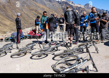 Menschen, die bereit für eine spannende bergab mit dem Mountainbike in der Region Cusco in Peru fahren Stockfoto