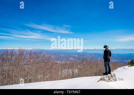 Man bewundert die Schönheit der NP Lovcen winter Stockfoto