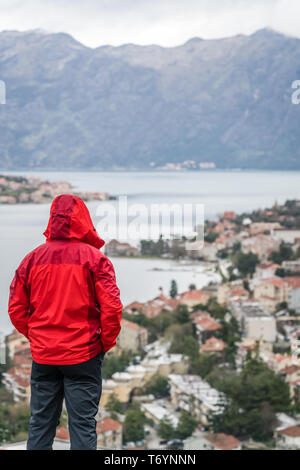Mann im roten Mantel in Kotor von oben Stockfoto