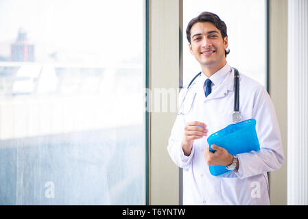 Jungen gutaussehenden Arzt steht am Fenster Stockfoto