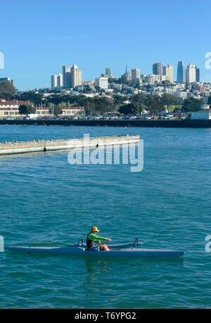 Kajak die Bucht von San Francisco, San Francisco, CA - 10. Dezember 2017: Das Bild ist von einem kleinen Kajak ein Ausflug vor San Francisco's Marina distric Stockfoto