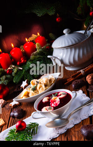 Weihnachten Rote-Bete-Suppe - borschtsch mit kleinen Knödel Stockfoto