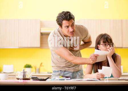 Die junge Familie kämpfen mit Personal Finance Stockfoto