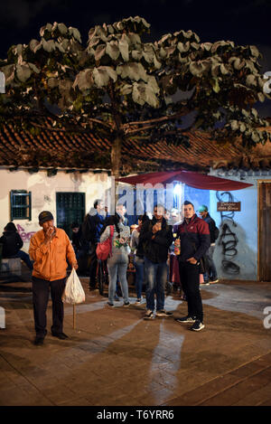 Nachtleben in El Chorro de Quevedo in Candelaria, Bogota, Kolumbien Stockfoto