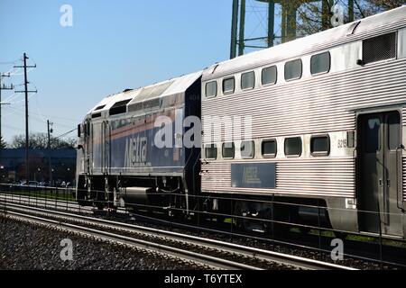 Bartlett, Illinois, USA. Ein Metra-Pendlerzug von Chicago, der an einem Frühlingsabend am Vorstadtbahnhof Bartlett, Illinois, ankommt. Stockfoto