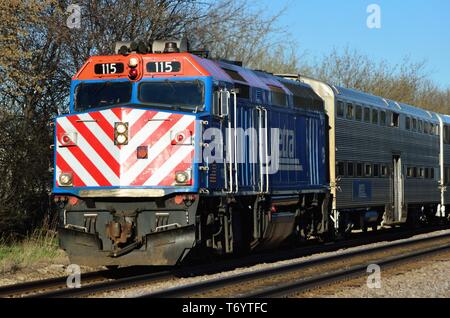 Bartlett, Illinois, USA. Ein Metra Lokomotive führenden ein Nahverkehrszug aus Chicago durch Bartlettbirne, Illinois. Stockfoto