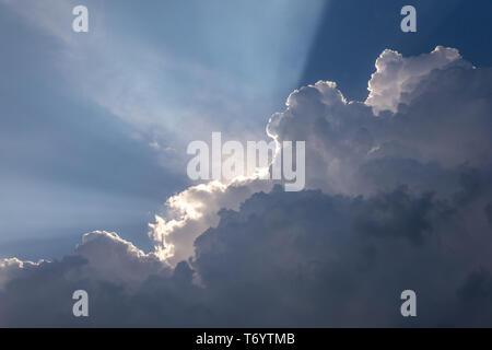 Der dramatische Wolken in den frühen Morgenstunden Stockfoto