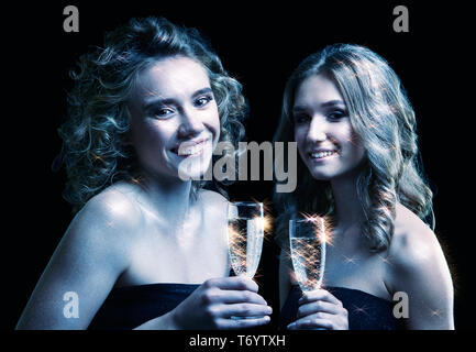 Zwei Mädchen mit einem Glas Champagner in der Hand Stockfoto