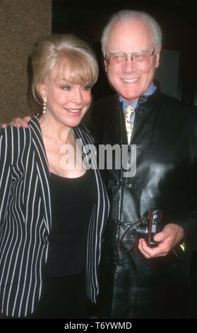 Barbara Eden, Larry Hagman 2001 Foto von John Barrett/PHOTOlink.net/MediaPunch Stockfoto