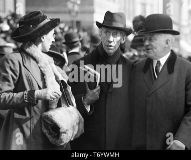 G. Campbell Morgan (Mitte) war ein britischer Prediger und produktiver Autor, der viel Zeit auf beiden Seiten des Atlantiks verbrachte und in zwei verschiedenen Phasen seines Lebens als Pastor der Westminster Chapel in London diente, wo er Martyn Lloyd-Jones betreute und ihm nachfolgte. Foto: Harris & Ewing, Februar 1914, Washington, D.C. Stockfoto