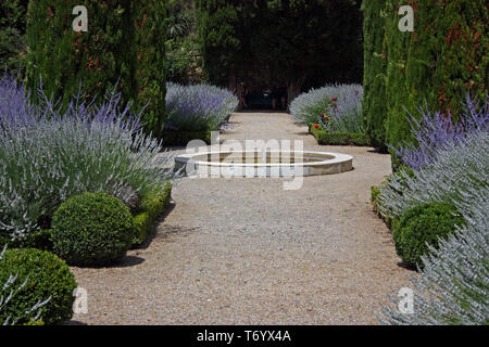 Klostergarten Fontfroide, Narbonne, Frankreich Stockfoto