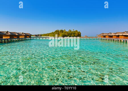 Bungalows auf tropischen Malediven-Insel Stockfoto