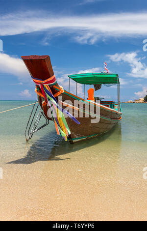 Traditionelle thailändische lange Boot am Strand günstig Stockfoto