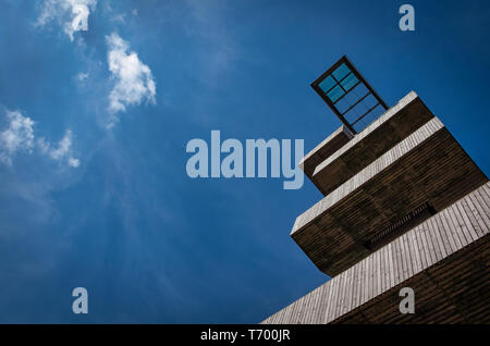 Aussichtsplattform auf einem Wachturm gegen den blauen Himmel Stockfoto