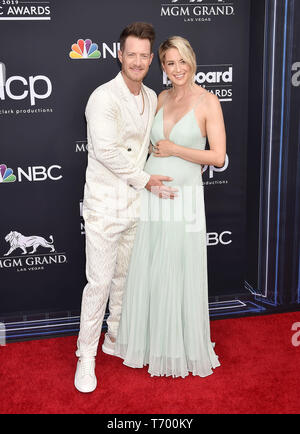 LAS VEGAS, NV - Mai 01: Tyler Hubbard von Florida Georgia Linie und Hayley Stommel besucht die 2019 Billboard Music Awards im MGM Grand Garden Arena am 1. Mai 2019 in Las Vegas, Nevada. Stockfoto