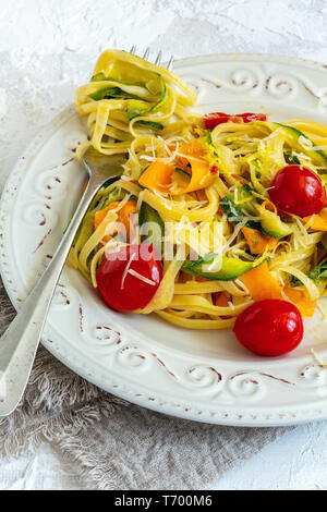 Italienische Pasta mit Gemüse, Parmesan und Zitronenschale. Stockfoto