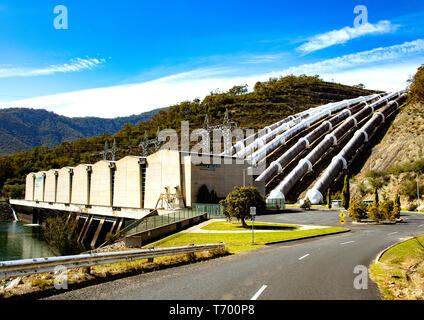 Rohre nach unten in Tumut 3 Power Station in der schneebedeckten Berge führen Stockfoto