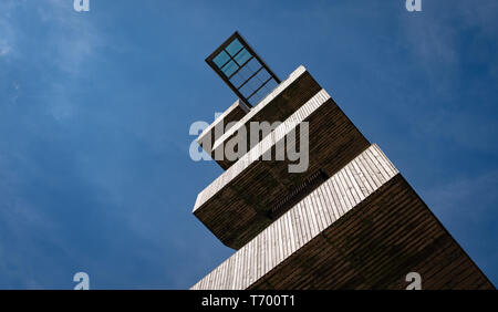 Aussichtsplattform auf einem Wachturm gegen den blauen Himmel Stockfoto