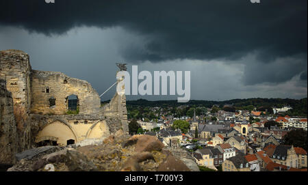 Panoramablick von Valkenburg mit dunklen Wolken Stockfoto