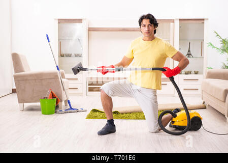 Jungen gutaussehenden Mann Hausarbeit tun Stockfoto