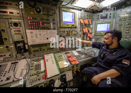 Führende Techniker Chris Randall an Bord der HMS wachsam bei HM Marinestützpunkt Faslane, Clyde, die Vanguard U-Boot trägt Trident nukleare Abschreckung in Großbritannien. Stockfoto