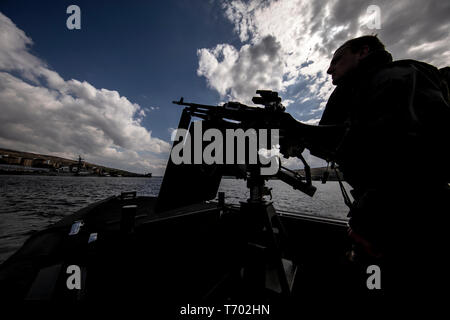 Eine königliche Marine patrouilliert den Gewässern in HMNB Clyde, die Heimat von HMS wachsam, die Avantgarde-Boot trägt Trident nukleare Abschreckung in Großbritannien. Stockfoto