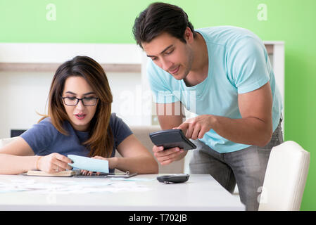 Junge Familie kämpfen mit Personal Finance Stockfoto