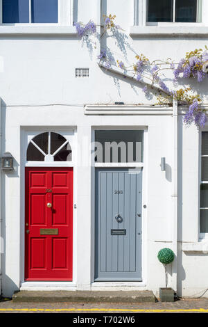 Bemalte Haus Türen in Queens Gate Mews, South Kensington, London, England Stockfoto