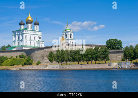 Pskow, Russland - 10. JUNI 2018: sonnigen Tag auf dem Fluß Velikaya. Blick auf den Kreml Pskow und Trinity Cathedral Stockfoto