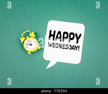 Happy Wednesday. Papier Sprechblase und Wecker Stockfoto