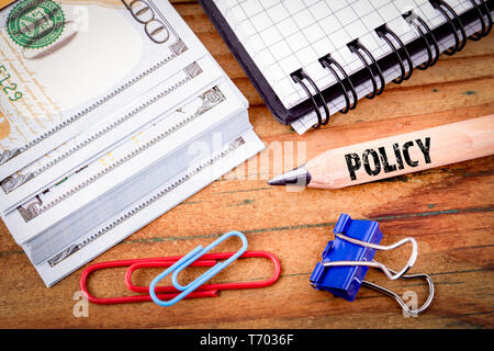 Politik text auf Bleistift. Schreibwaren auf einem alten Holz- Hintergrund Stockfoto