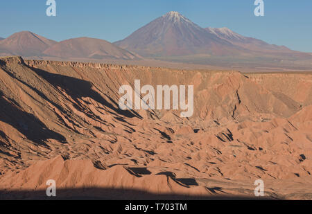 Licancabur Vulkan steigt über die Wüste Landschaft im Valle Marte, San Pedro de Atacama, Chile Stockfoto