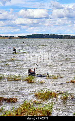 Kitesurfing Kiteboarding Aktion Fotos. Mann im Wasser zwischen den Wellen. Stockfoto