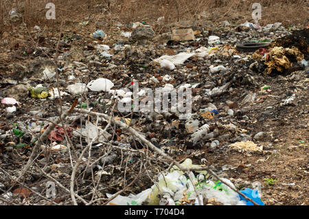 Dump auf der Seite der Straße in Yucatan, Mexiko. Wir können sehen, Glasflaschen, Kunststoff Objekte und Taschen und andere Schadstoffe. Stockfoto