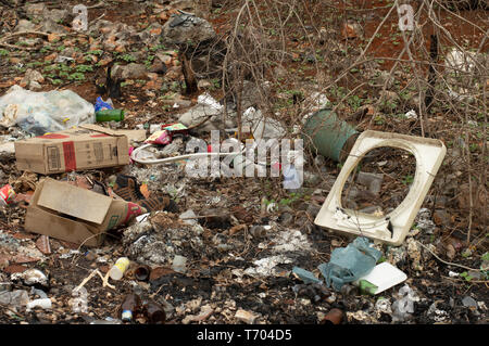 Dump auf der Seite der Straße in Yucatan, Mexiko. Wir können sehen, Glasflaschen, Kunststoff Objekte und Taschen und andere Schadstoffe. Stockfoto