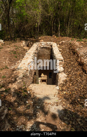 Eingang zu einer Höhle, wo Handwerker aus Becal, Campeche, Panama Hüte durch ein traditionelles Verfahren aus dem Bereich machen. Stockfoto