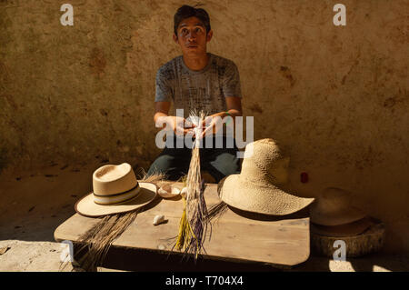 Tour Guide an der Becal Hutmuseum erklärt der Maya traditionelle hat von der Gegend. Die Hüte sind in einem feuchten, frischen Höhle gemacht. Stockfoto