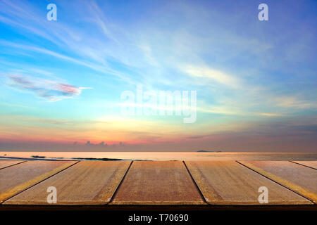 Holz Tisch wth sunrise Hintergrund, Morgenlicht, die natürliche Beleuchtung Phänomene. Stockfoto