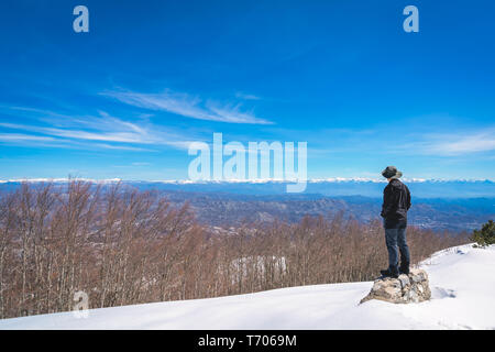 Man bewundert die Schönheit der NP Lovcen winter Stockfoto
