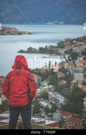 Mann in einem Regen in Kotor Stadt suchen Stockfoto