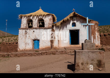 Typische Kirche in einem kleinen Dorf der Anden. Machuca, Chile Stockfoto