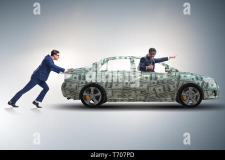 Der Geschäftsmann drücken Auto in Business Konzept Stockfoto